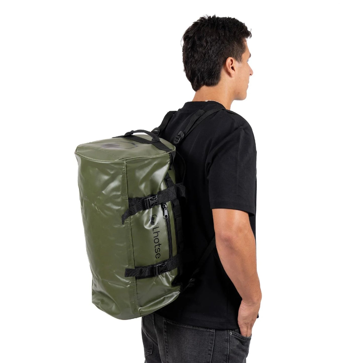 Hombre mostrando cómo se lleva el bolso Lhotse Duffel como mochila