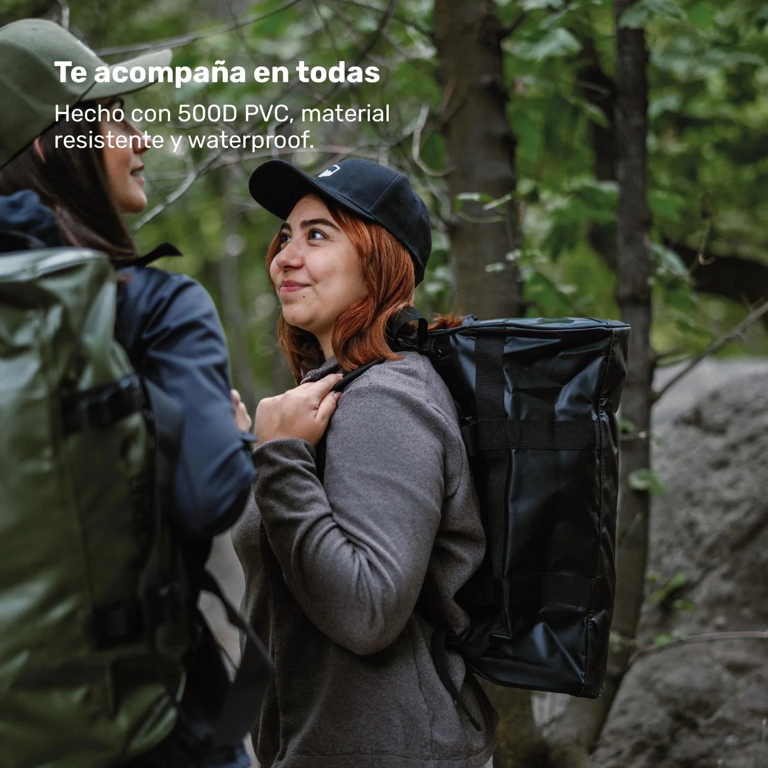 Mujer cargando bolso Duffel Lhotse verde en sendero de bosque