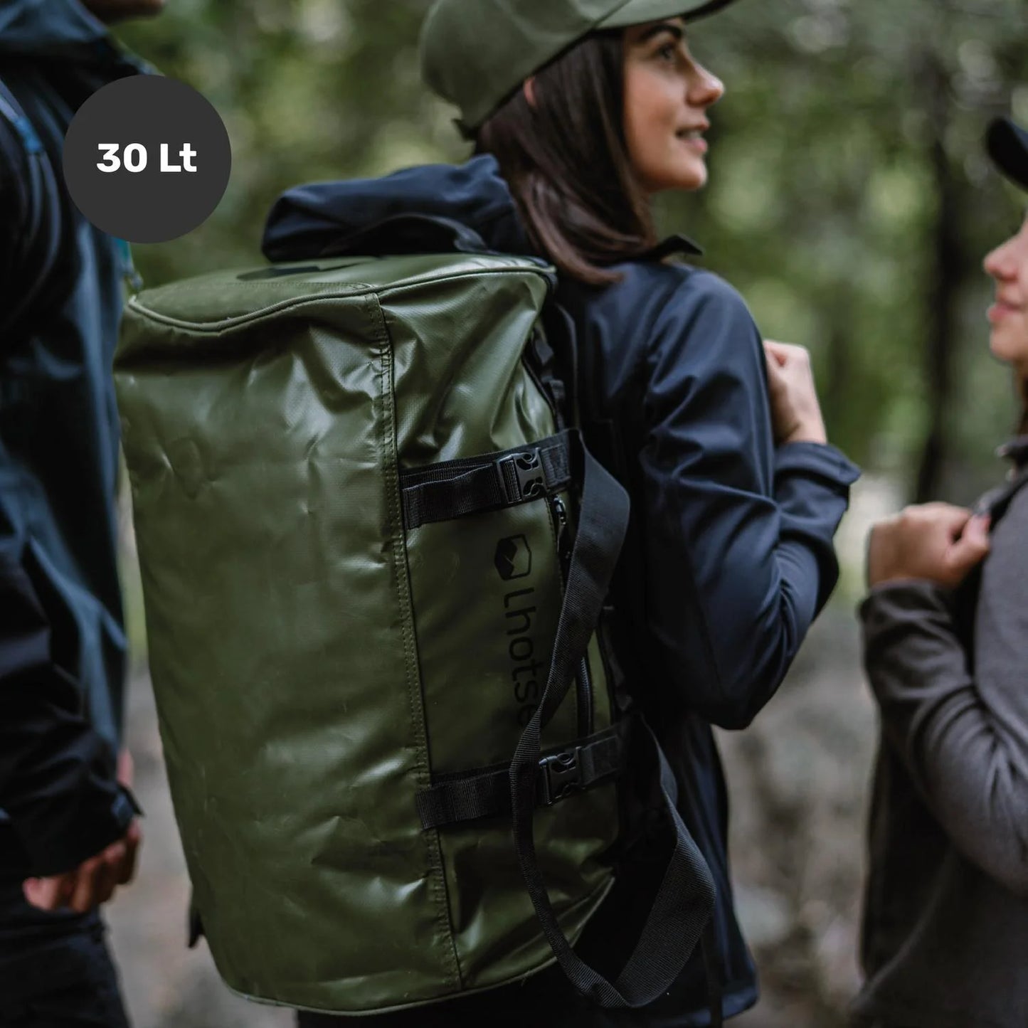 Mujer usando bolso Lhotse Duffel verde en actividad outdoor