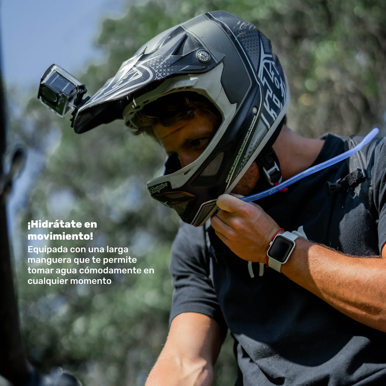 Deportista hidratándose con la válvula de flujo rápido de la mochila HYDROROAD.