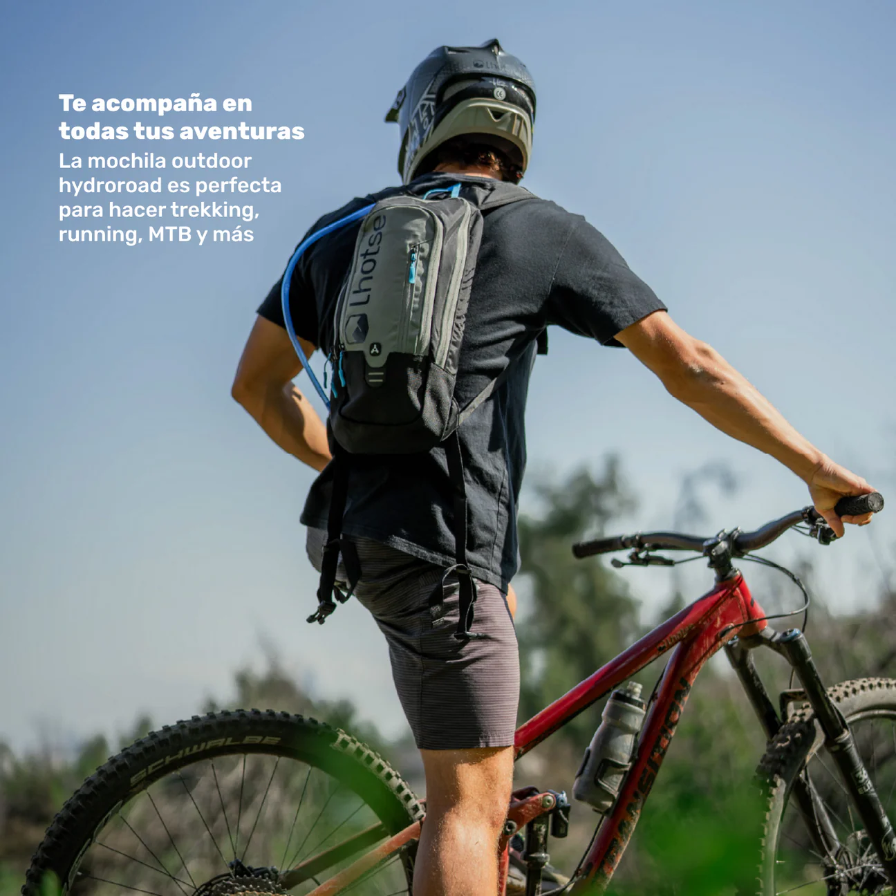 Ciclista con mochila HYDROROAD Lhotse durante ruta en bicicleta de montaña.